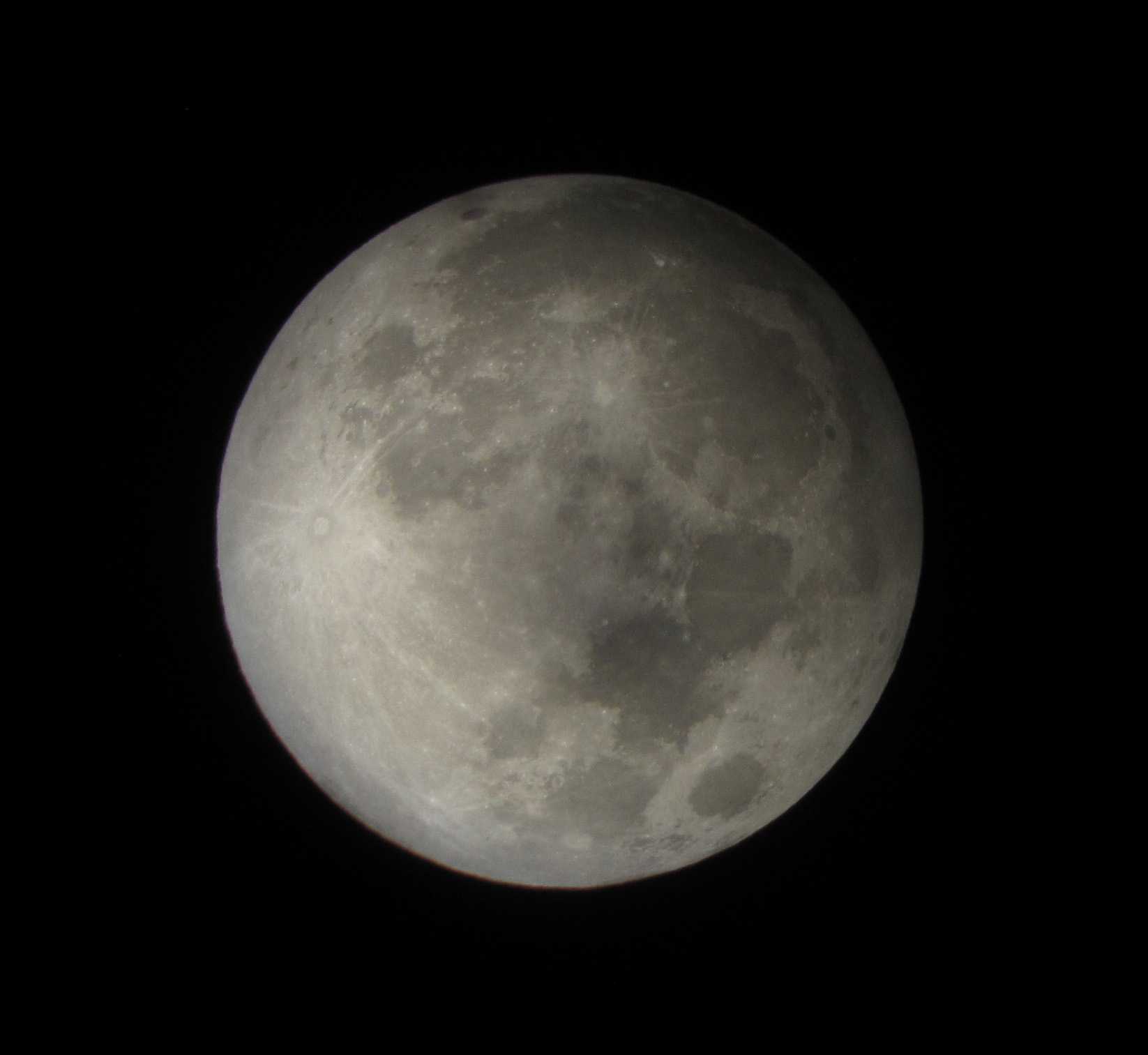 Lunar Eclipse Photos Show Earth's Shadow on Moon